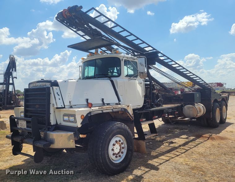 image for item FC9042 2002 Mack RD8886S  well service truck