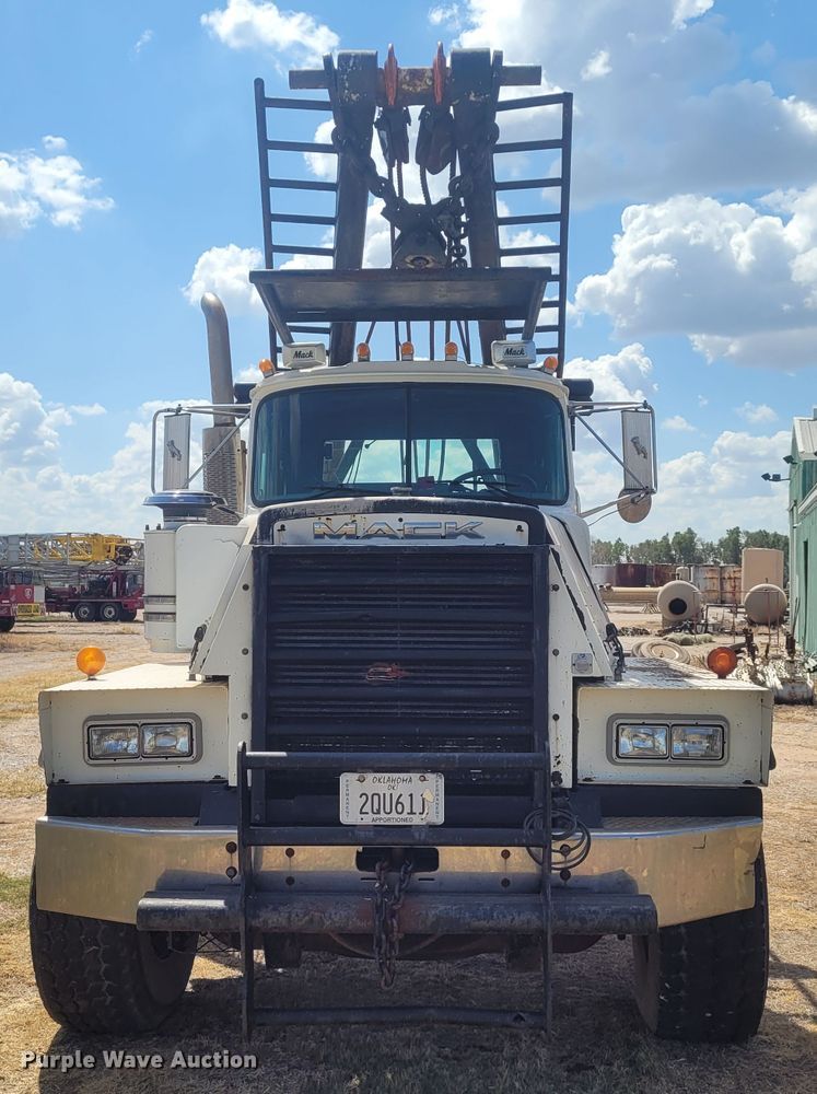 image for item FC9042 2002 Mack RD8886S  well service truck