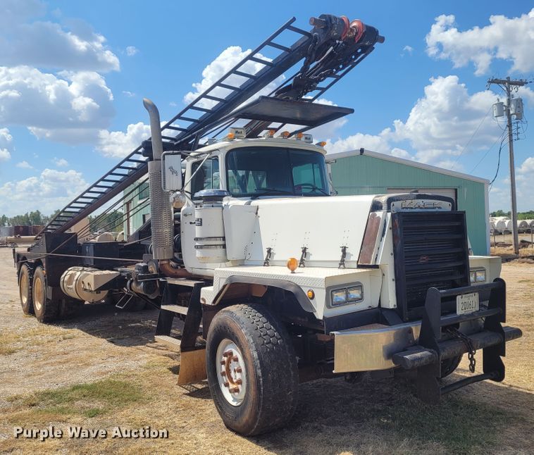 image for item FC9042 2002 Mack RD8886S  well service truck