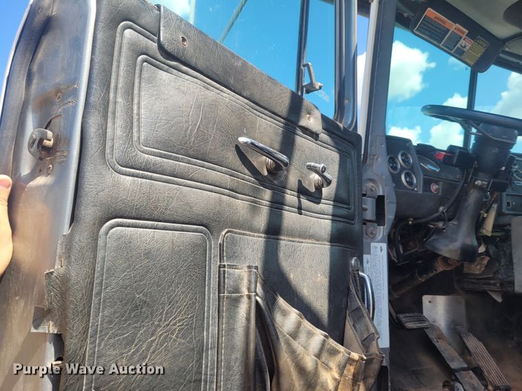 image for item FC9042 2002 Mack RD8886S  well service truck