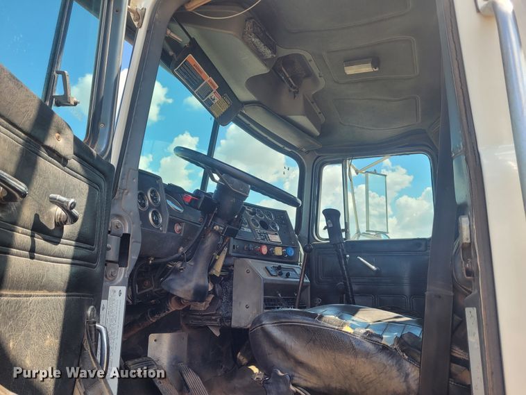 image for item FC9042 2002 Mack RD8886S  well service truck