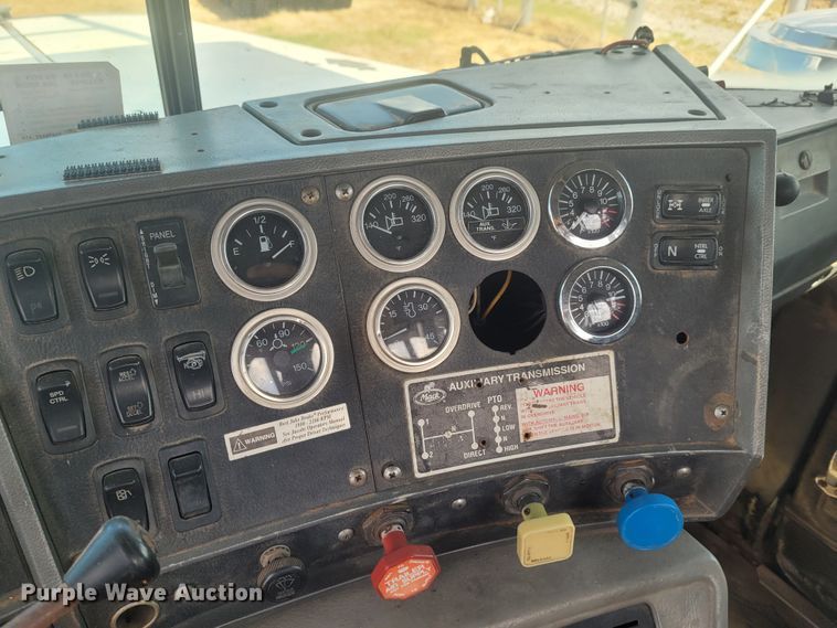 image for item FC9042 2002 Mack RD8886S  well service truck