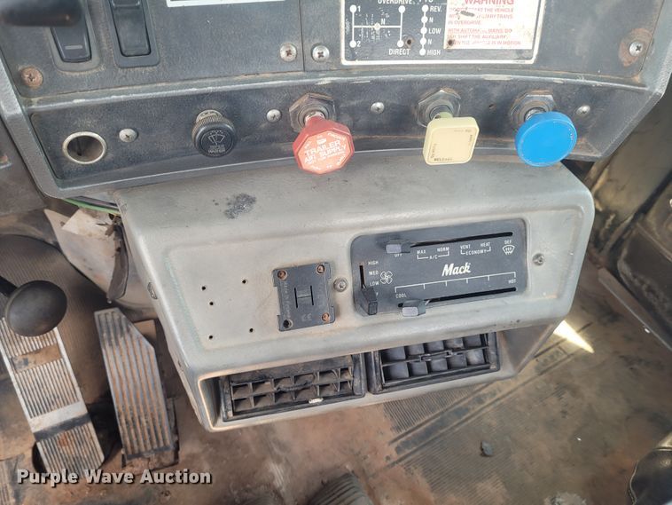 image for item FC9042 2002 Mack RD8886S  well service truck