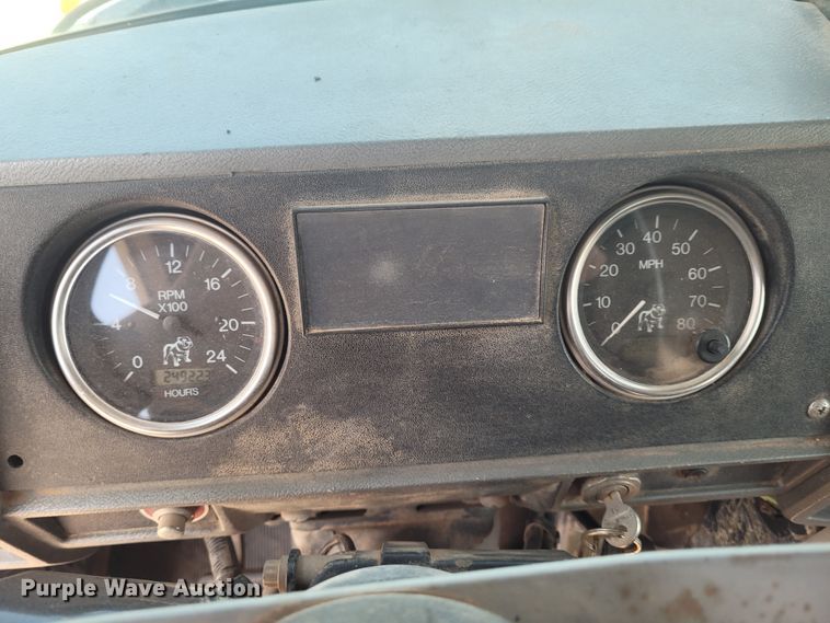 image for item FC9042 2002 Mack RD8886S  well service truck