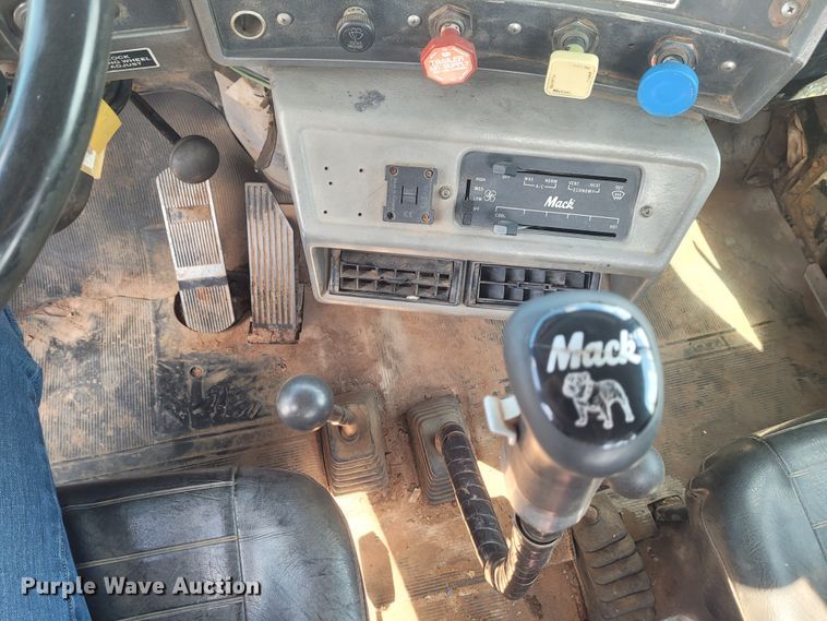 image for item FC9042 2002 Mack RD8886S  well service truck