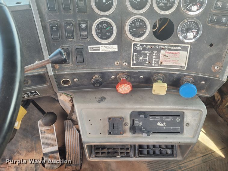 image for item FC9042 2002 Mack RD8886S  well service truck