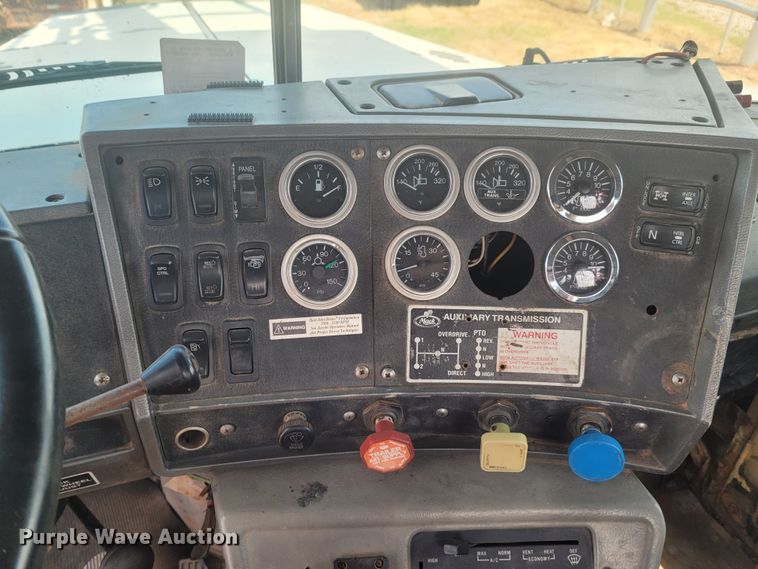 image for item FC9042 2002 Mack RD8886S  well service truck