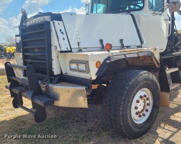 image for item FC9042 2002 Mack RD8886S  well service truck