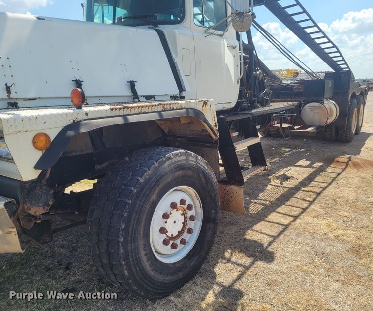 image for item FC9042 2002 Mack RD8886S  well service truck