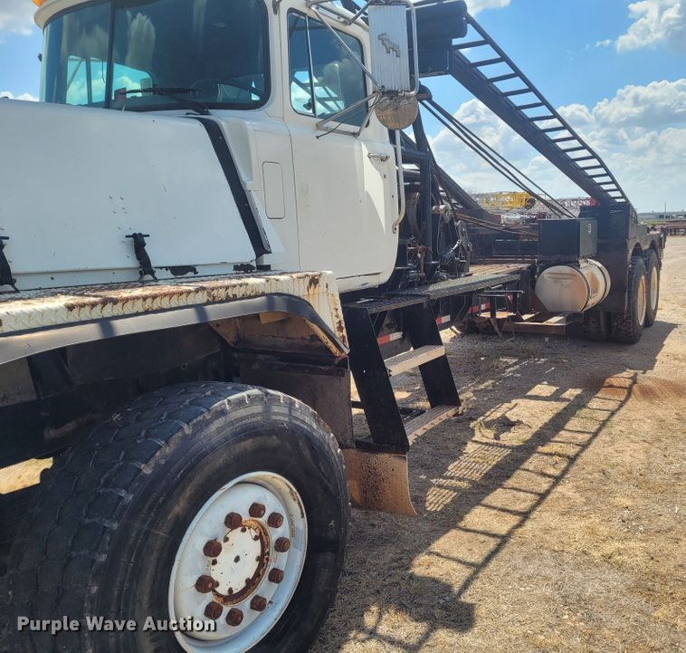 image for item FC9042 2002 Mack RD8886S  well service truck