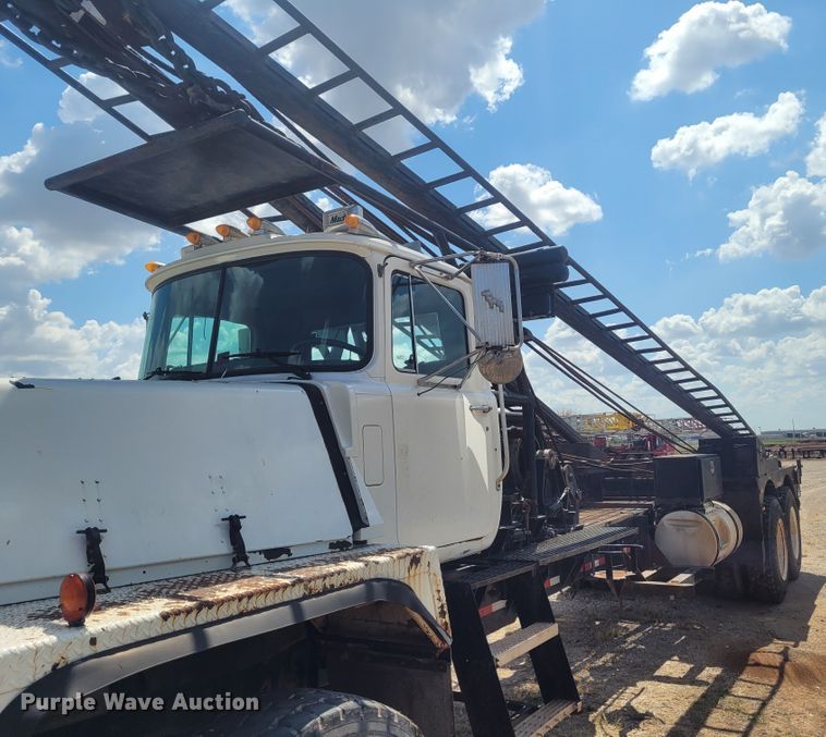 image for item FC9042 2002 Mack RD8886S  well service truck