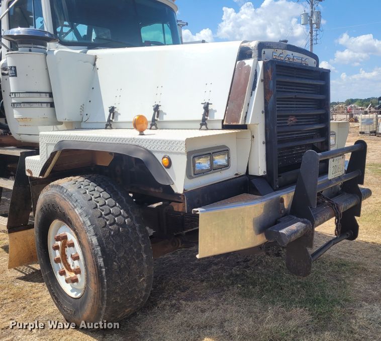 image for item FC9042 2002 Mack RD8886S  well service truck