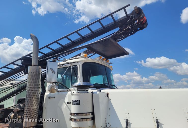 image for item FC9042 2002 Mack RD8886S  well service truck