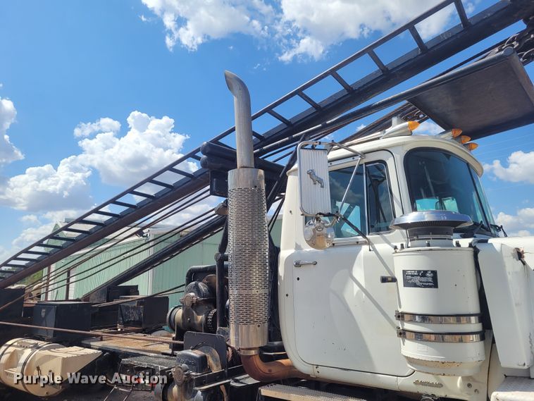 image for item FC9042 2002 Mack RD8886S  well service truck