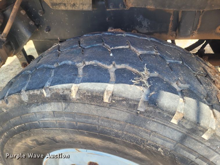 image for item FC9042 2002 Mack RD8886S  well service truck