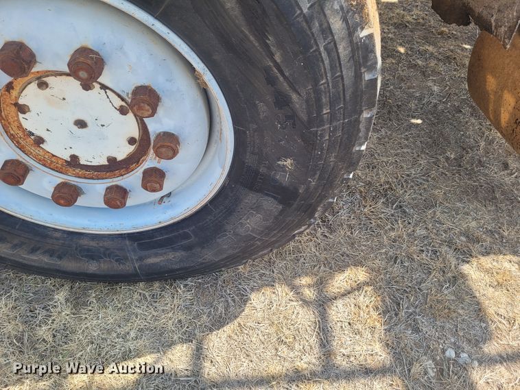 image for item FC9042 2002 Mack RD8886S  well service truck