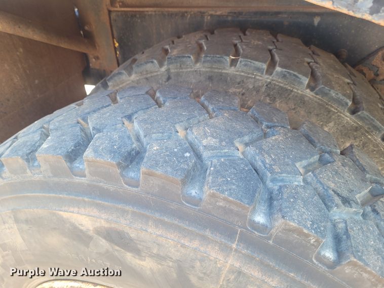 image for item FC9042 2002 Mack RD8886S  well service truck