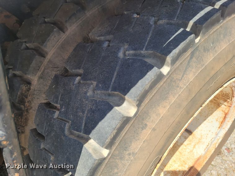 image for item FC9042 2002 Mack RD8886S  well service truck