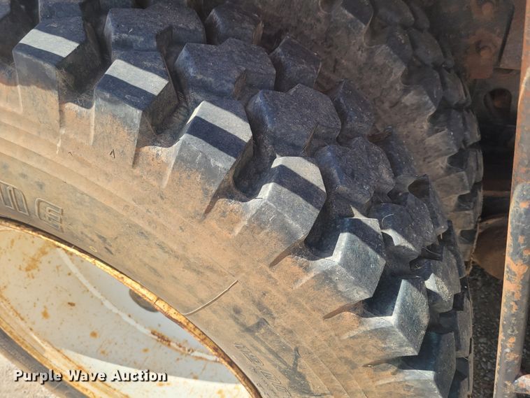 image for item FC9042 2002 Mack RD8886S  well service truck