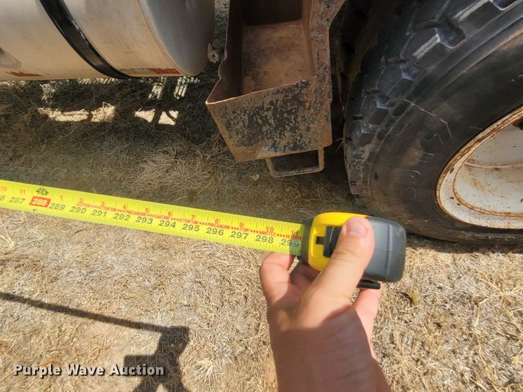 image for item FC9042 2002 Mack RD8886S  well service truck