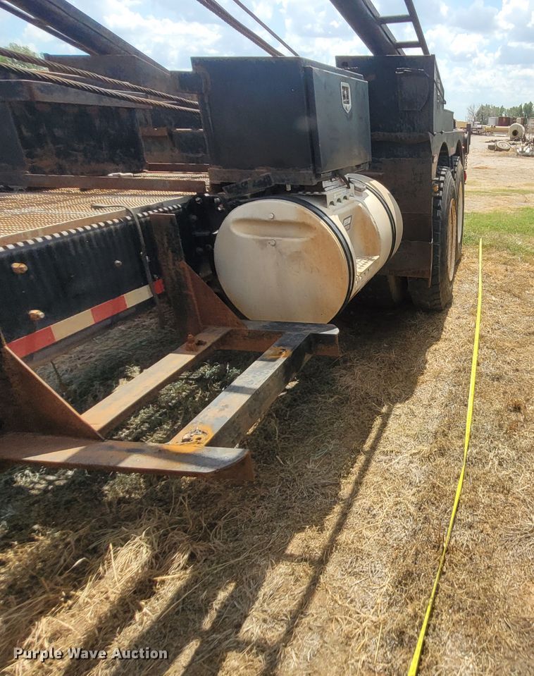 image for item FC9042 2002 Mack RD8886S  well service truck