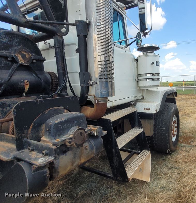 image for item FC9042 2002 Mack RD8886S  well service truck