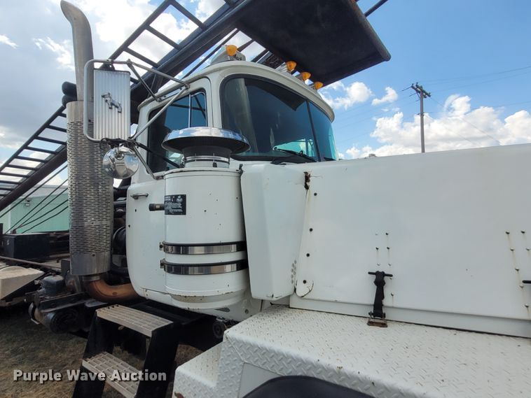 image for item FC9042 2002 Mack RD8886S  well service truck