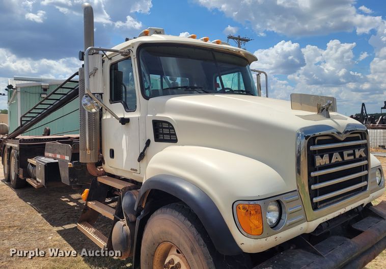 image for item FC9044 2007 Mack CV713  winch truck