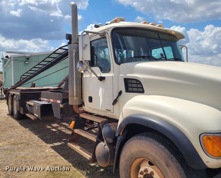 image for item FC9044 2007 Mack CV713  winch truck