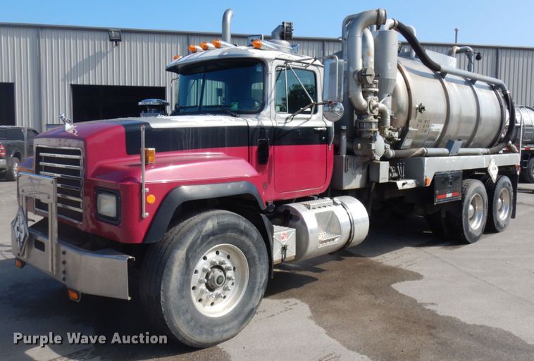 image for item IL9861 1998 Mack RD690S  vacuum truck