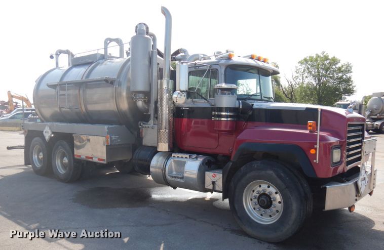 image for item IL9861 1998 Mack RD690S  vacuum truck