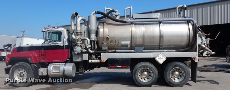 image for item IL9861 1998 Mack RD690S  vacuum truck