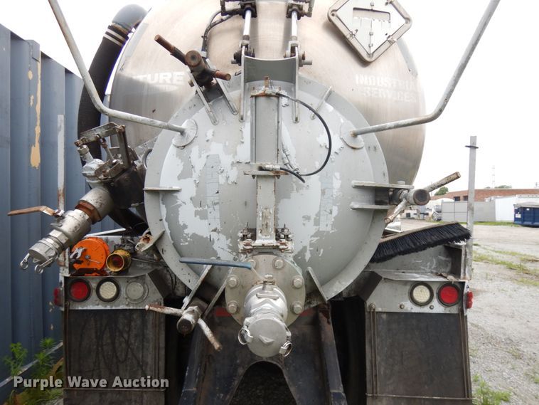 image for item IL9861 1998 Mack RD690S  vacuum truck
