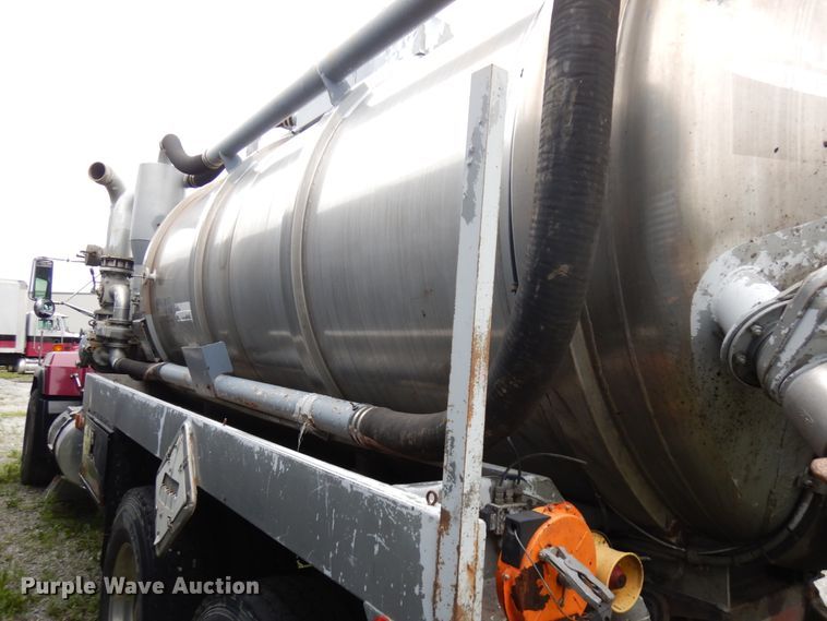 image for item IL9861 1998 Mack RD690S  vacuum truck