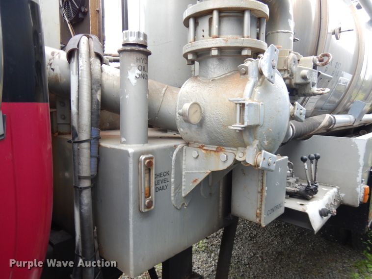 image for item IL9861 1998 Mack RD690S  vacuum truck