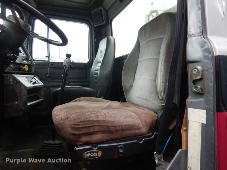 image for item IL9861 1998 Mack RD690S  vacuum truck