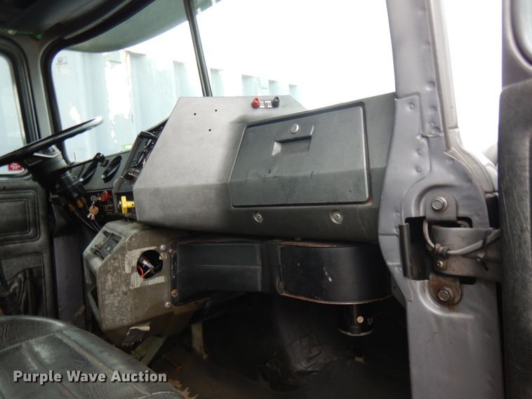 image for item IL9861 1998 Mack RD690S  vacuum truck