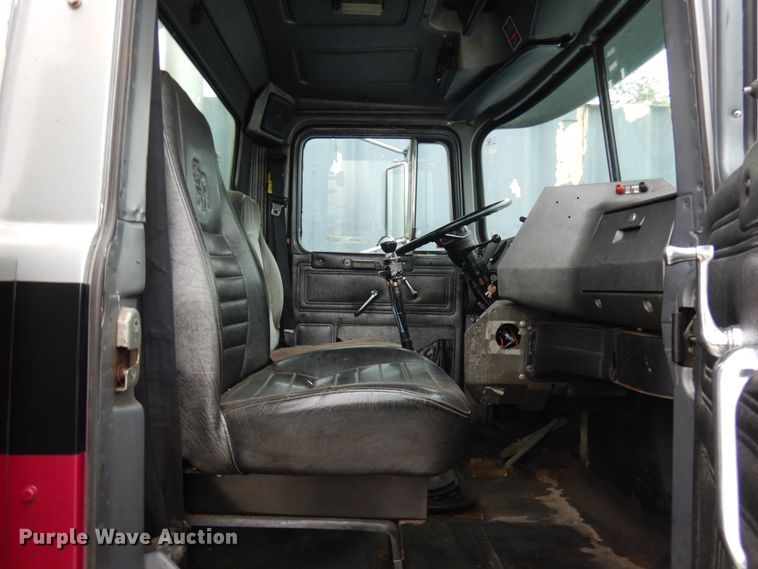 image for item IL9861 1998 Mack RD690S  vacuum truck