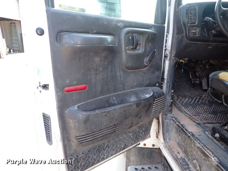 image for item IN9592 2005 Chevrolet C4500  flatbed truck