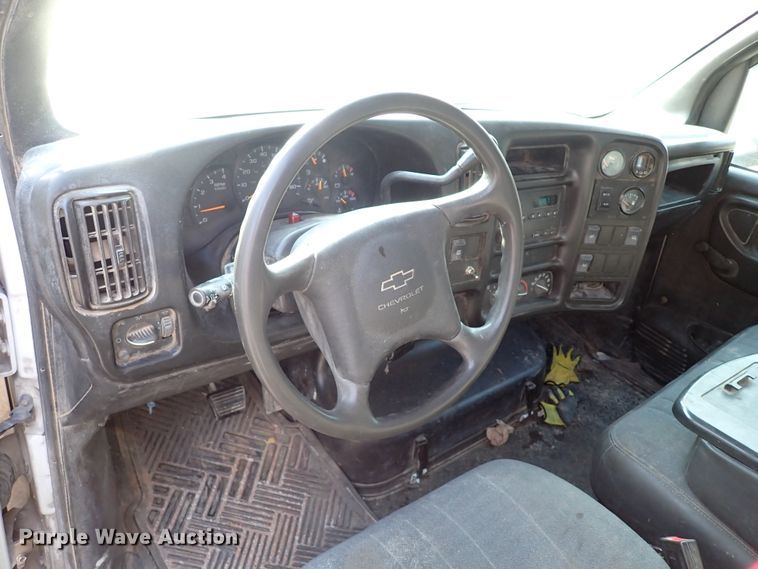 image for item IN9592 2005 Chevrolet C4500  flatbed truck