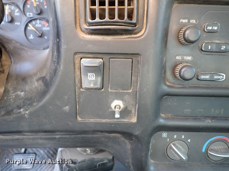 image for item IN9592 2005 Chevrolet C4500  flatbed truck