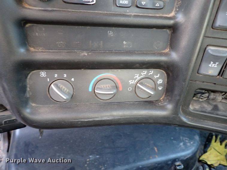 image for item IN9592 2005 Chevrolet C4500  flatbed truck