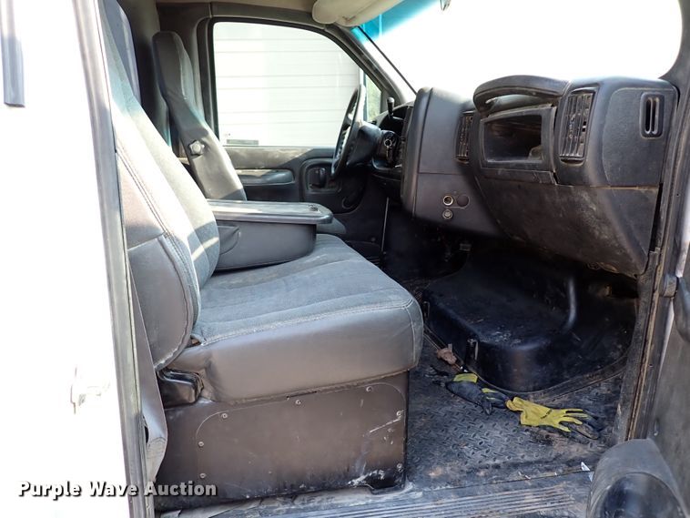 image for item IN9592 2005 Chevrolet C4500  flatbed truck