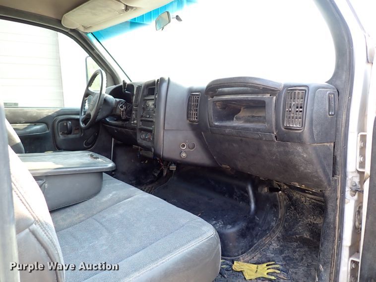 image for item IN9592 2005 Chevrolet C4500  flatbed truck