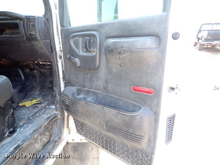 image for item IN9592 2005 Chevrolet C4500  flatbed truck