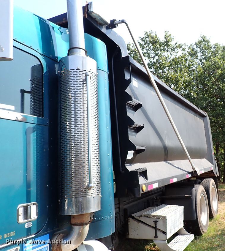 image for item IN9598 2003 Freightliner FLD  dump truck