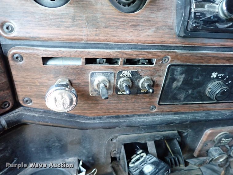 image for item IN9598 2003 Freightliner FLD  dump truck