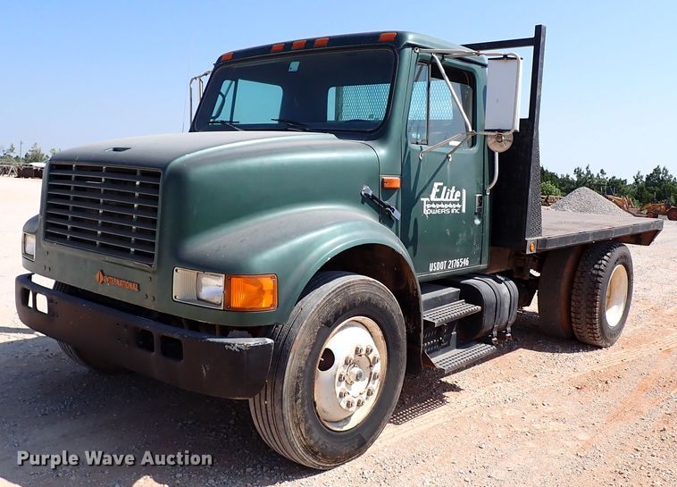 image for item IN9615 1990 International 4900  flatbed truck