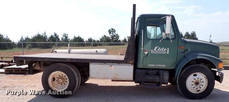 image for item IN9615 1990 International 4900  flatbed truck
