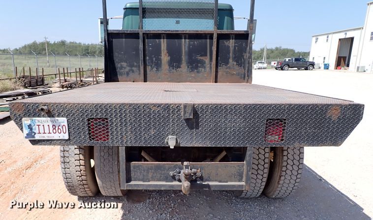image for item IN9615 1990 International 4900  flatbed truck